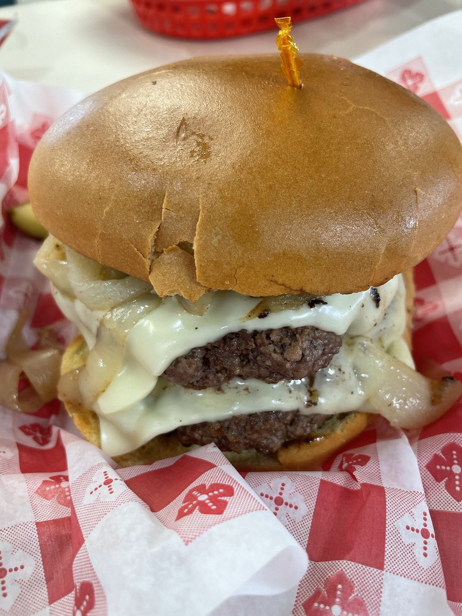 seanghng26's tweet photo. I love me a good cheeseburger and mozzarella sticks. #foodporn #cheeseburger #fatnight https://t.co/4PzLpQZrd1