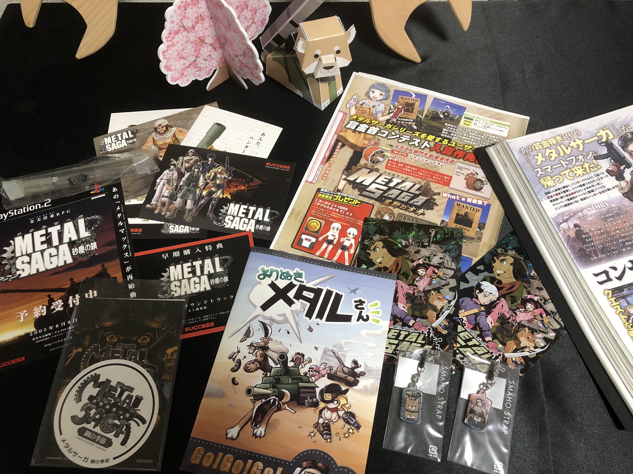 ロイアス メタルサーガ にも数多くのノベルティや レアなグッズがあります 画像1 様々なノベルティ ポチペーパークラフトが可愛い 画像2 Ms購入特典冊子 左たのみコム 中 右サクセス商店 画像3 早期購入特典ペン型ドライバー 画像4 鋼の季節コースター