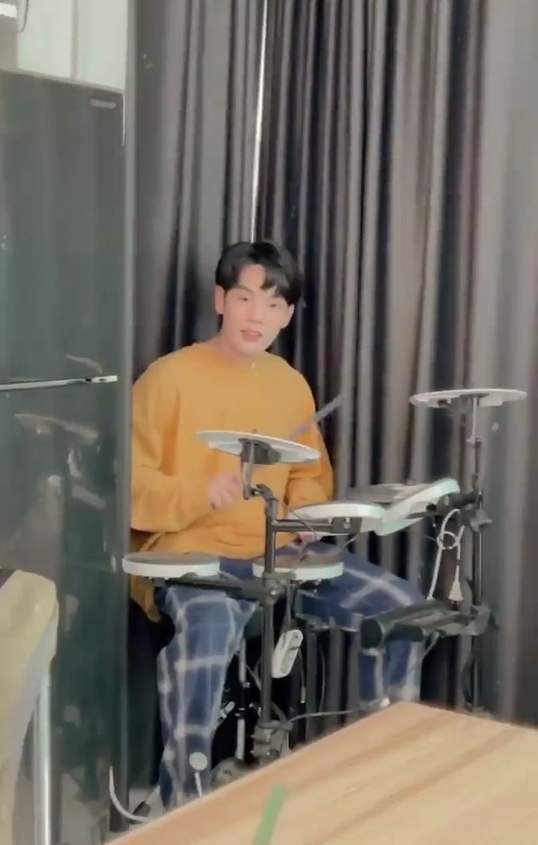 hyyihluvs's tweet photo. ⊱ ( P R O M P T ) ⊰
Kimmon and Copter were in the same band. Kimmon's the lead vocalist while Copter's a drummer, who secretly has a crush at their lead vocalist, Kimmon.
#KimCopAU #คิมคอป #คอปเตอร์ #คิมโยฮัน #CTRPANUWAT #โมกิของคิมม่อน https://t.co/kGuFIXlH6w https://t.co/zEWx6ralAA