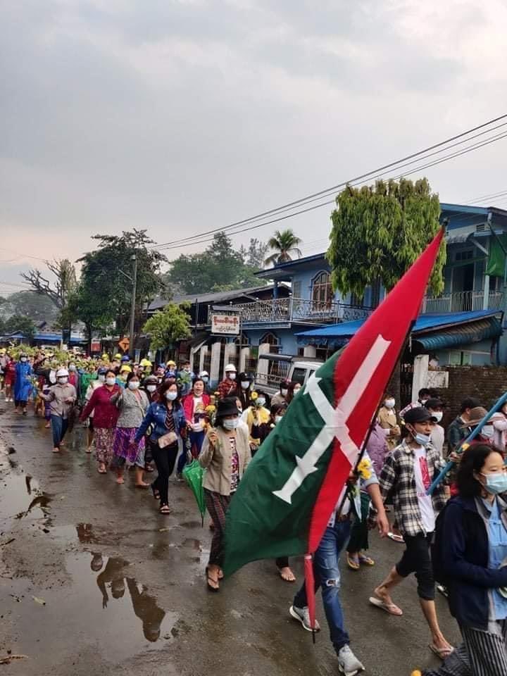 MayMon51753627's tweet photo. Protesters form Moe Kaung City,  Kachin State successfully  held their Revolution of today under the rain drops.

#WhatsHappeningInMyanmar
#Apr2Coup
#InternetShutdown https://t.co/Vm0gKaIjk5