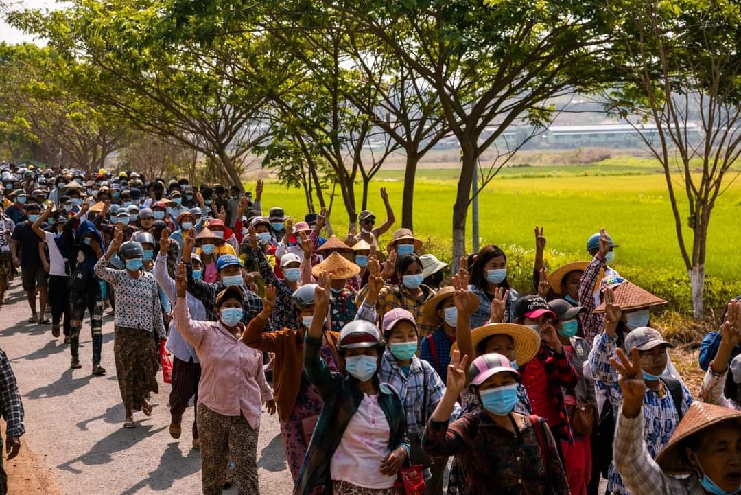Ranjeeta_gr's tweet photo. #Apr2Coup 

Massive Protesters Demonstrating "We Stand with CRPH '' Against Brutal Dictatorship in #PinLaeBu,#Sagaing Division today.

#InternetShutdown
#WhatsHappeningInMyanmar https://t.co/GHRI6faQmI