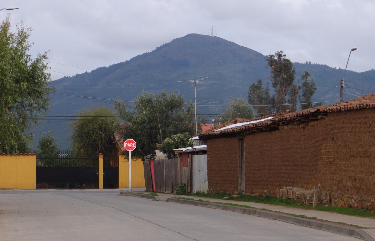 ItataMuseo's tweet photo. EL cerro Coiquén ( Cof Ken) visto desde las calle Cochrane al llegar a  calle Grumete Cortés. https://t.co/7pp48QOESt
