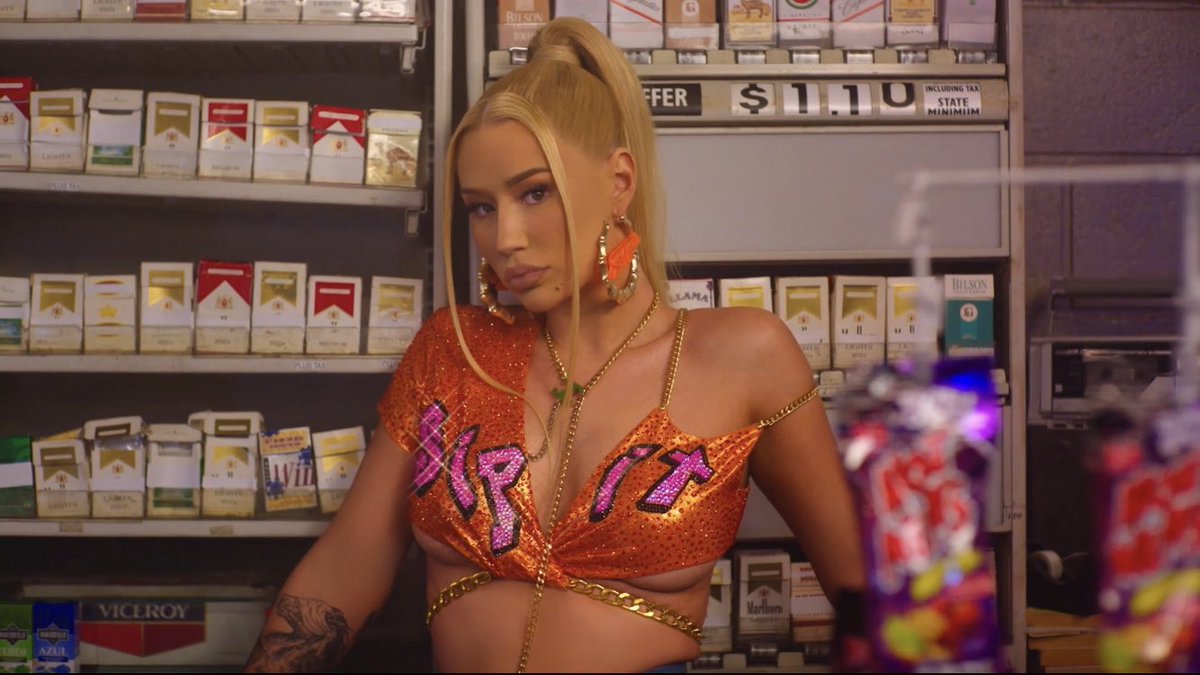 tracklist's tweet photo. SERVIU! Iggy Azalea entregou mais um visual perfeito na sua discografia com o videoclipe do seu novo single “Sip It”, em parceria com Tyga.

ASSISTA: https://t.co/oOBvmtKj1I https://t.co/N5jmJyffG0