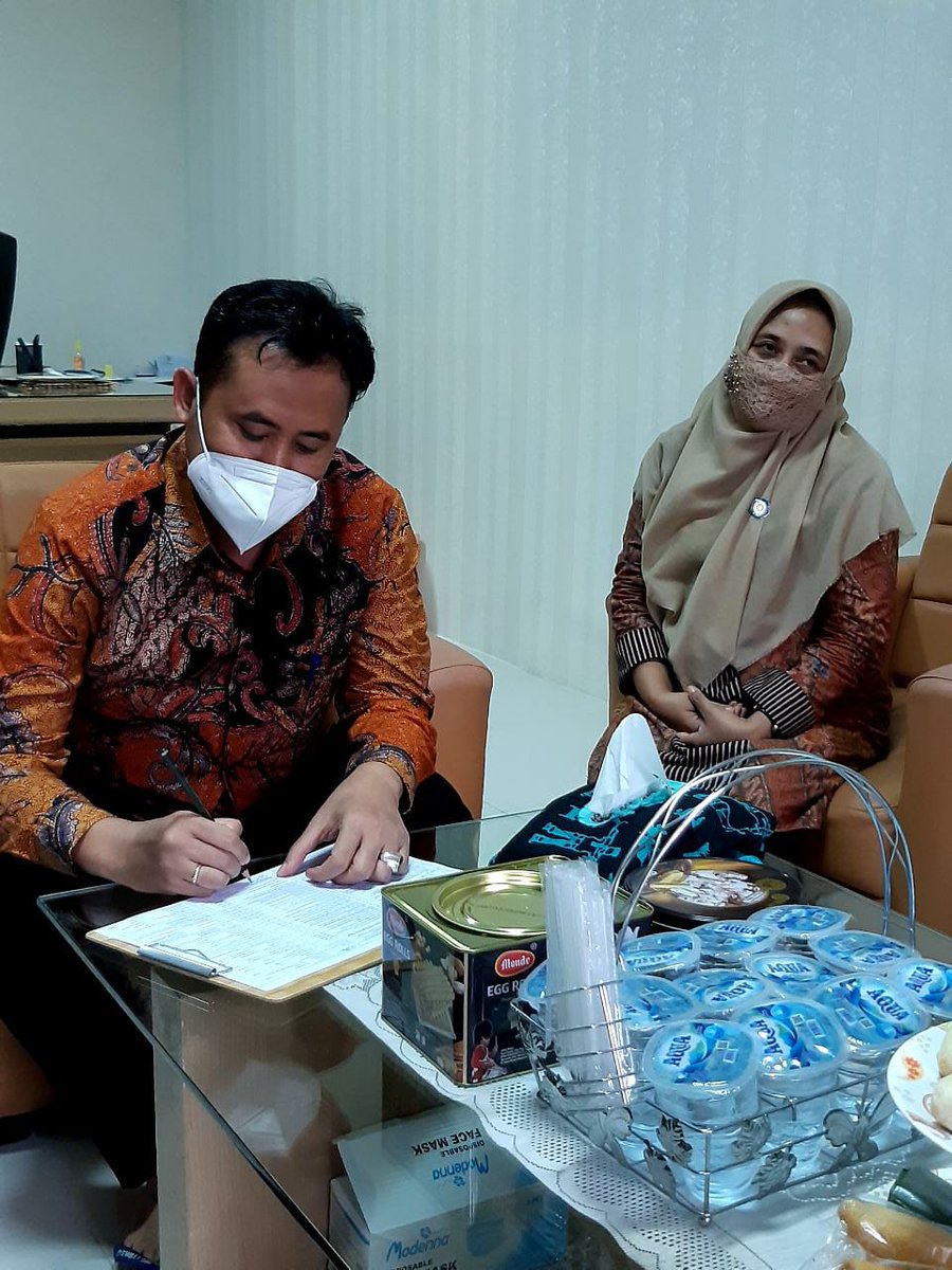 Bup Agung &amp; Wabup Mansur menerima petugas pendataan Keluarga tahun 2021dari <a href="/dinsoskbpp_pml/">𝑿𝑹𝑷 𝗡𝗼𝘁𝗶𝗳𝗶𝗰𝗮𝘁𝗶𝗼𝗻</a>
di ruang kerja masing-masing, Kamis (1/4/2021).