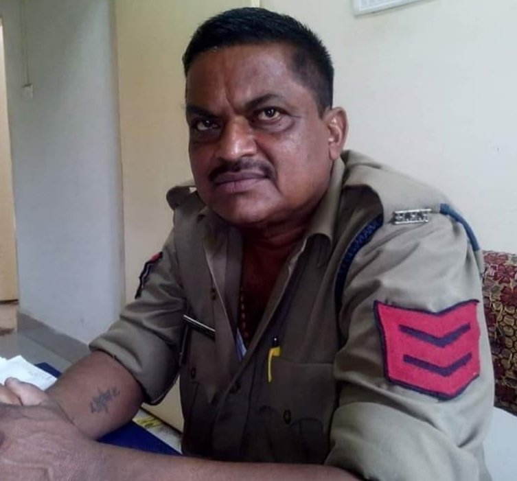 प्रधानआरक्षक श्री श्यामकिशोर सोनेकर  थाना वारासिवनी जिला बालाघाट का कोरोना संक्रमण  के कारण कल  दुःखद निधन हो गया है। मध्य प्रदेश  पुलिस  इस दुःखद अवसर पर उनके परिवार के साथ है।  मध्य प्रदेश  पुलिस परिवार की ओर से मैं श्री श्यामकिशोर सोनकर को नमन एवं श्रद्धा सुमन अर्पित करता हूं।