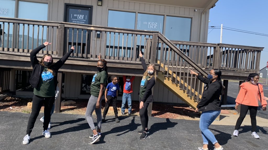 MAB_Springed's tweet image. Day 4 and last day with the kiddos at Kids Ink 📚✏️🎨 we ended our time with them by playing outside and completing a scavenger hunt! 🔍