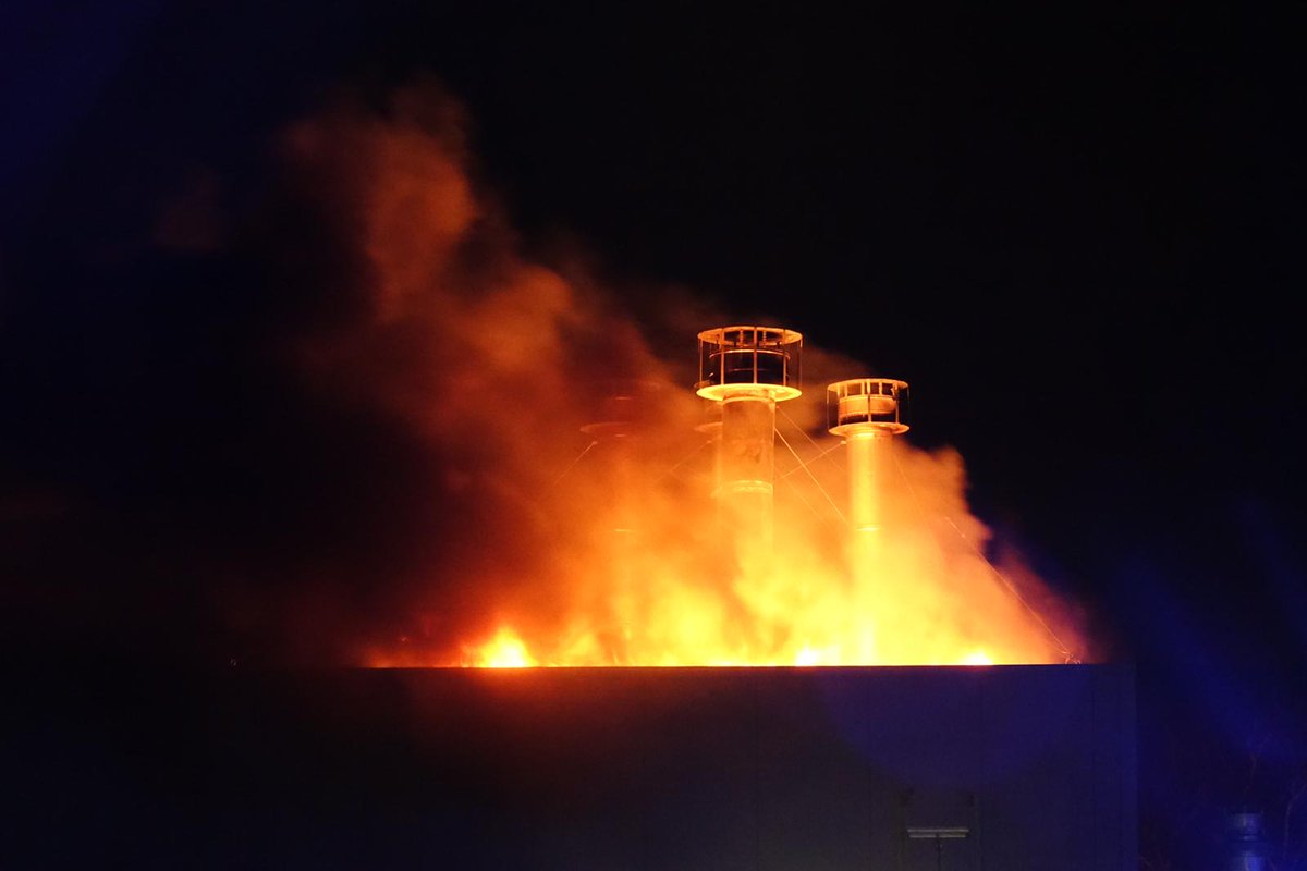 Nu op Enkhuizen Actueel: 'Grote brand legt bedrijfspand Enkhuizen in as' | #bedrijfspand #brand #enkhuizen ..
