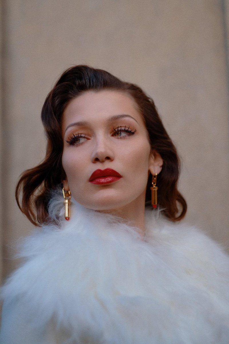 VogueFrance's tweet image. Retro glam is always the best 💋  Take it from Bella Hadid at Lanvin AW21
--&amp;gt; bit.ly/3mdxKJP

© Jamie Stoker