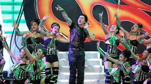 iam4sunrise's tweet photo. .@iamsrk the Megastar #ShahRukhKhan preformed at the spectacular gala ceremony of #IPL6 with leading ladies #Deepika
&amp; #Katrina to the rhythm of American rapper Pitbull.
50,000 people attended the show at salt lake stadium in Kolkata. 
( 2 Apr 2013) https://t.co/fOVA2UiMl2
