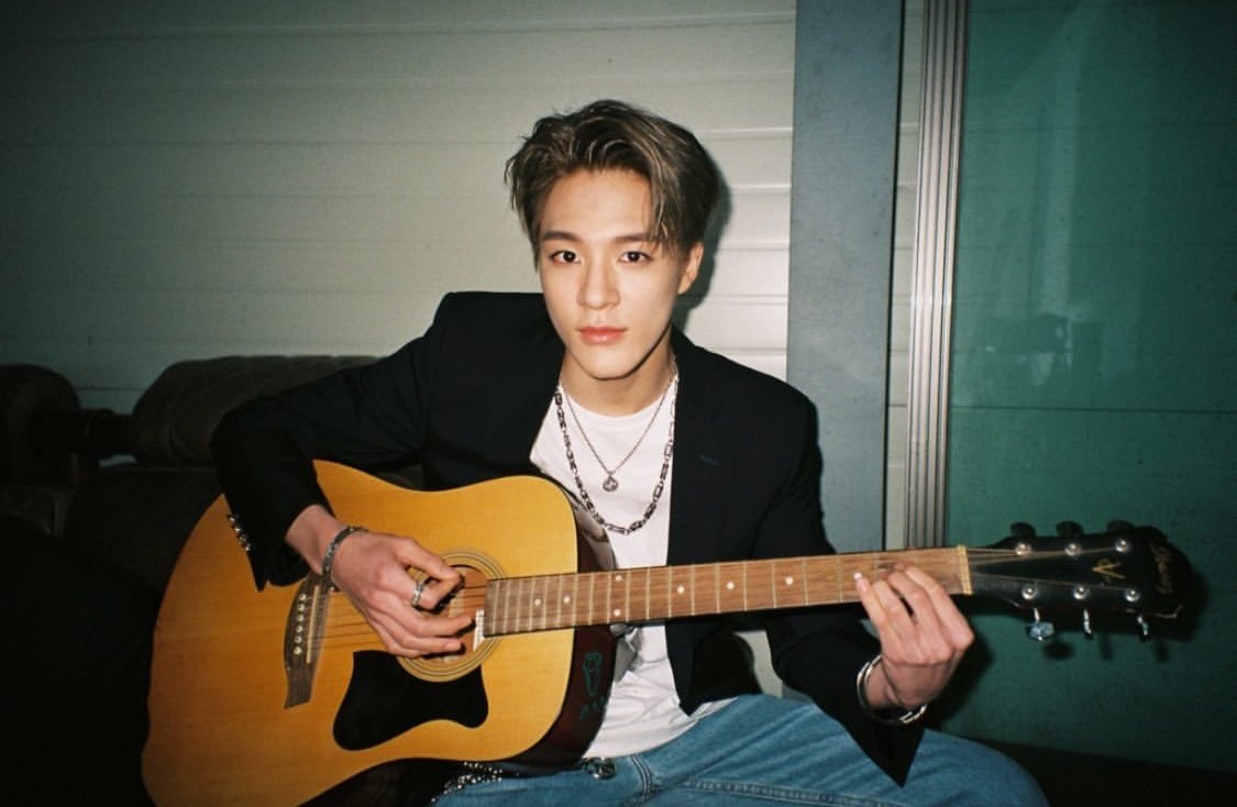 พี่เจโน่เหมือนไม่ต้องทำไรเลยหันหน้ามามองกล้องเฉยๆก็หล่อ​ มุมข้างก็หล่อ​ หล่อทุกมุม