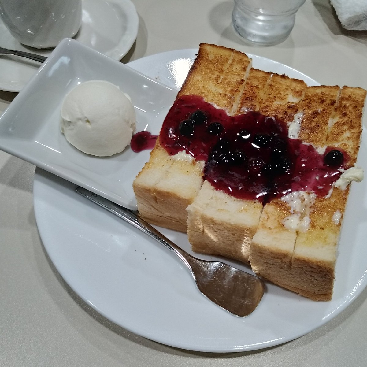 sachiiiieee's tweet photo. ルノアールでのんびり https://t.co/TfDJq7jK5u