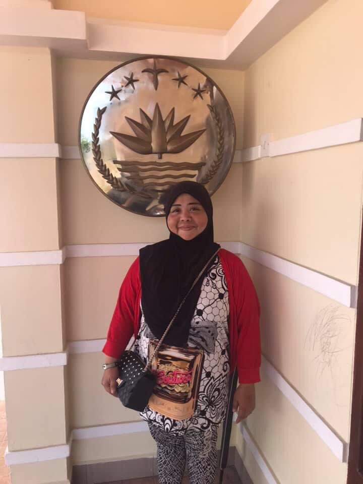 ShumonaIqbal's tweet photo. Siti Asma, high school graduate and mom of three. Gardener of our Mission, the first Bruneian and woman Gardener of the Bangladesh High Commission😊 #womenempowerment #nontraditionalrole #SayNoToGenderDiscrimination https://t.co/Zpe23yxmXZ