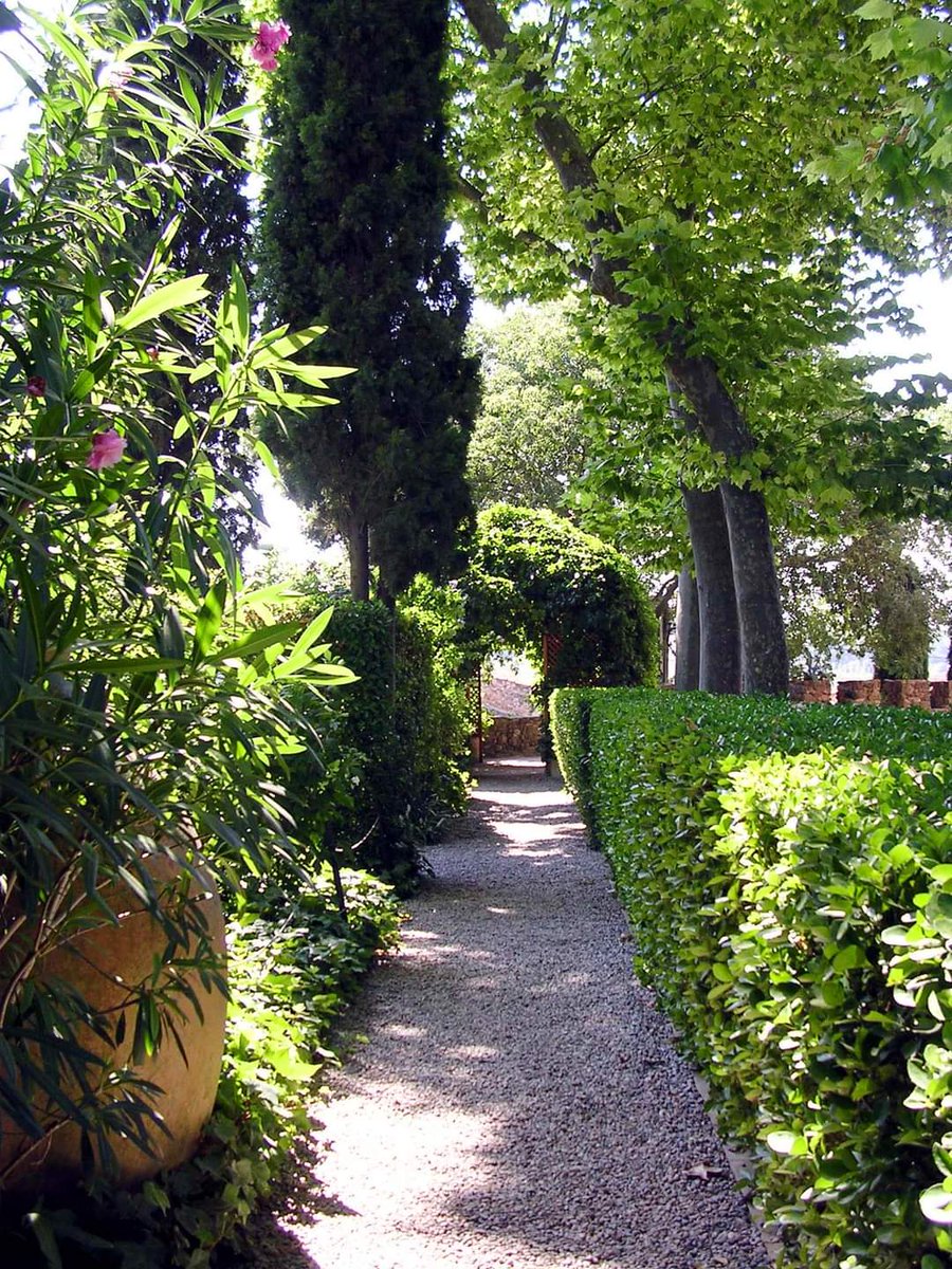 MuseuDali's tweet photo. Imatges del jardí del Castell Gala Dalí de Púbol. Dalí a la seva obra fa referència al jardí, fins i tot al·ludeix a la idea estesa que l'Empordà és un gran jardí. Fa esment també en la seva creació a l'aigua, al brollador, a la poesia, als ideals de pau i natura.
#Pubol https://t.co/EJhHO4HcBY