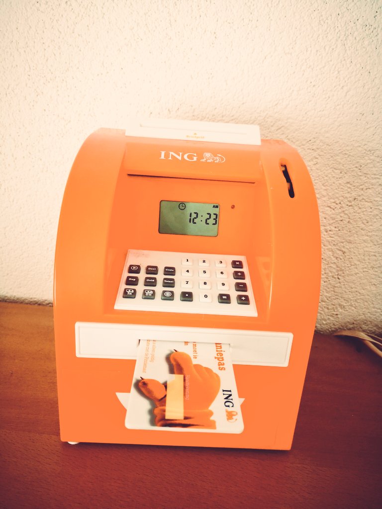 Oud spul, Pinniemaat door <a href="/ingnl/">ING Nederland</a>;
4 jaar geleden ontving je deze nog bij het openen van kinderrekeningen, maar op straat zie je nu amper nog pinautomaten. #pinniemaat #bewustmetgeld