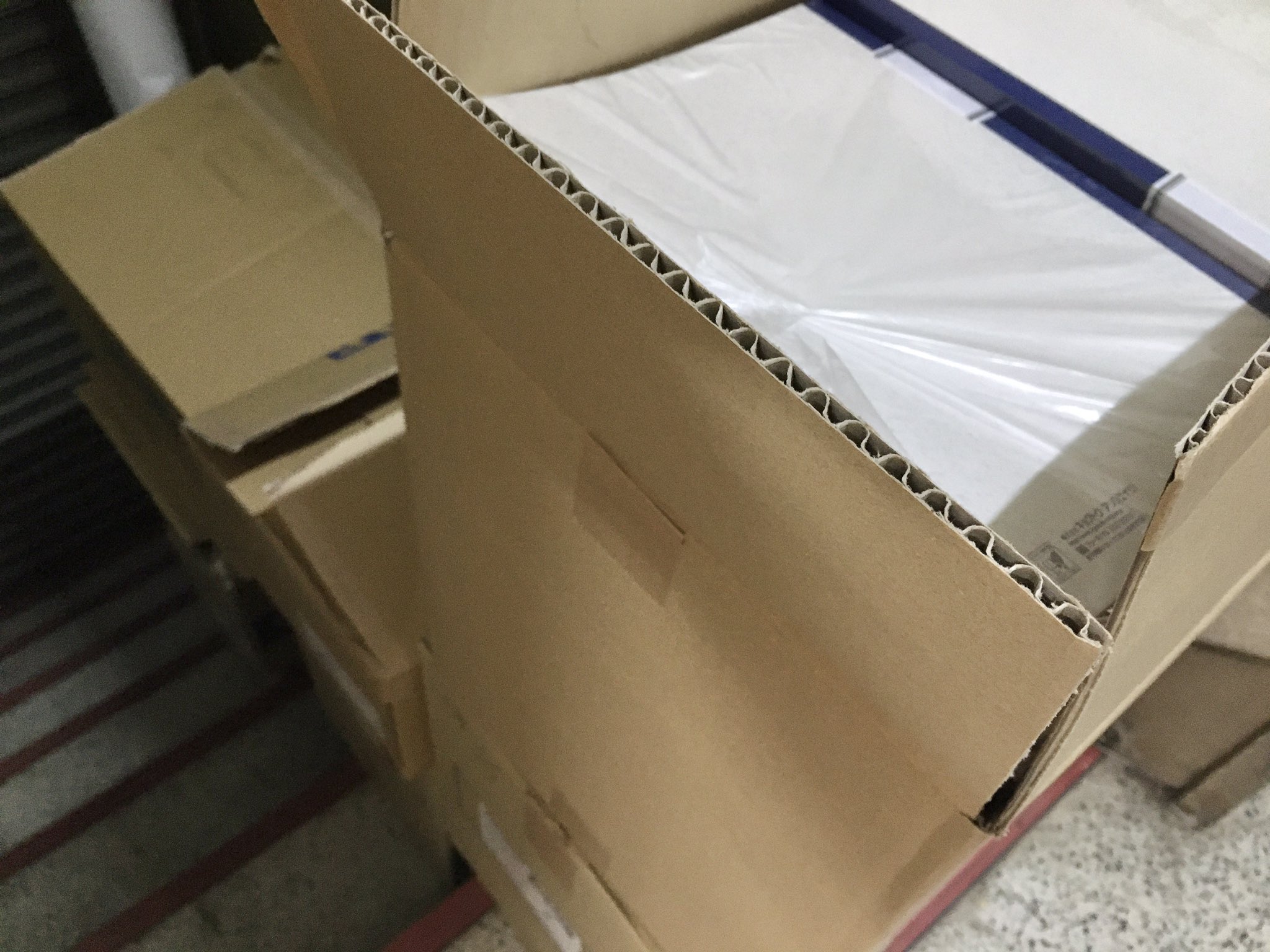 くにたち金文堂の店員 O さん 金文堂でのお仕事 午前中 納品 国立市内を中心に 学校さんなどへ品物を 車で配達しています ノートや画用紙などの紙製品 事務用デスクやロッカーなどを運んだりもするので けっこうな力作業になることも間々あります