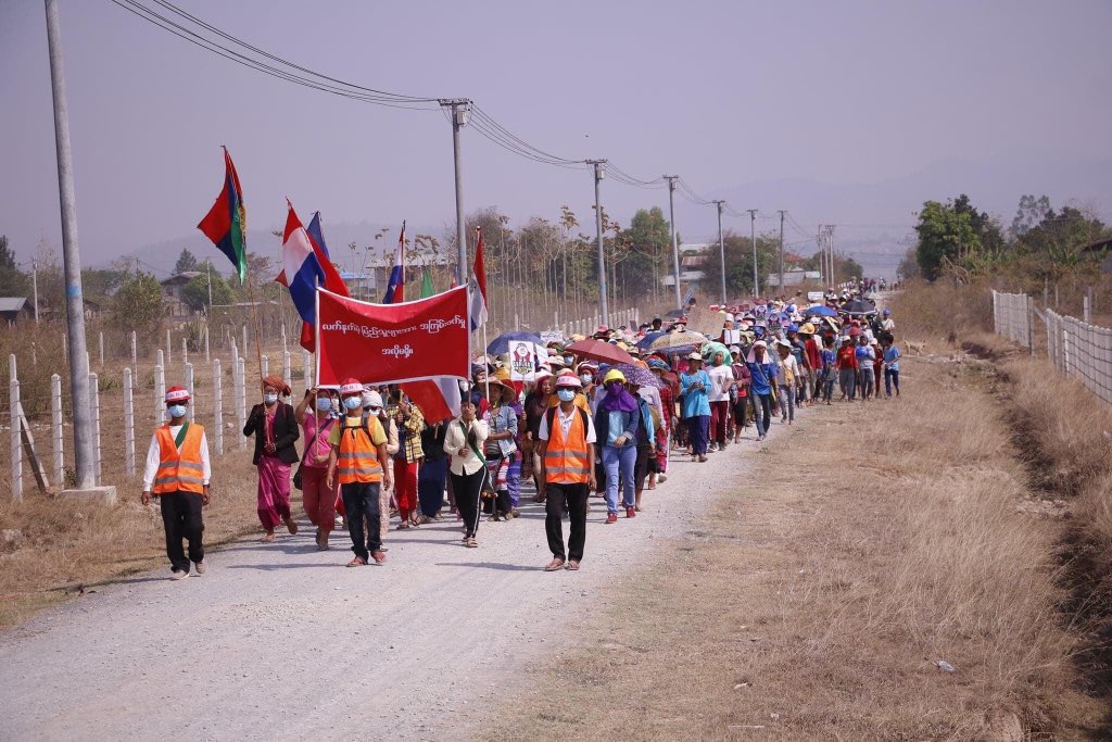 MilkTeaMM_MTAM's tweet photo. Our ethnic friends from Loikaw,Kayah state continuously protest by doing clapping campaign for CDM workers. They will do clapping campaign from Mar 31 to Apr 6. 
NEWS SUPPRESSION
#Apr2Coup
#InternetShutdown
#WhatsHappeningInMyanmar https://t.co/q7kKGF5Xgn