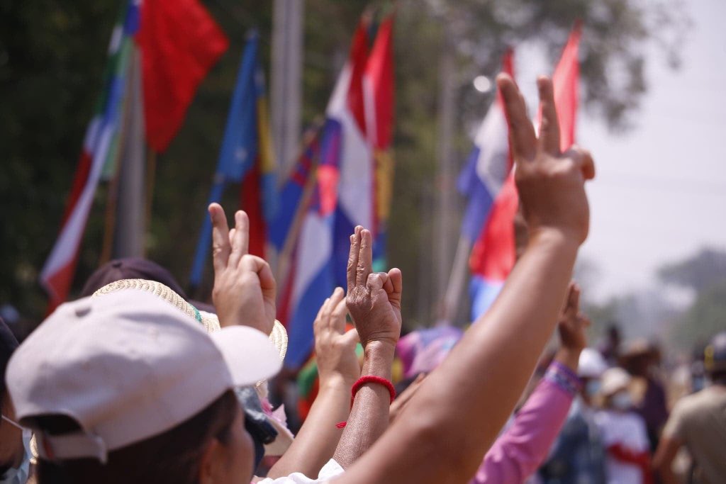 MilkTeaMM_MTAM's tweet photo. Our ethnic friends from Loikaw,Kayah state continuously protest by doing clapping campaign for CDM workers. They will do clapping campaign from Mar 31 to Apr 6. 
NEWS SUPPRESSION
#Apr2Coup
#InternetShutdown
#WhatsHappeningInMyanmar https://t.co/q7kKGF5Xgn