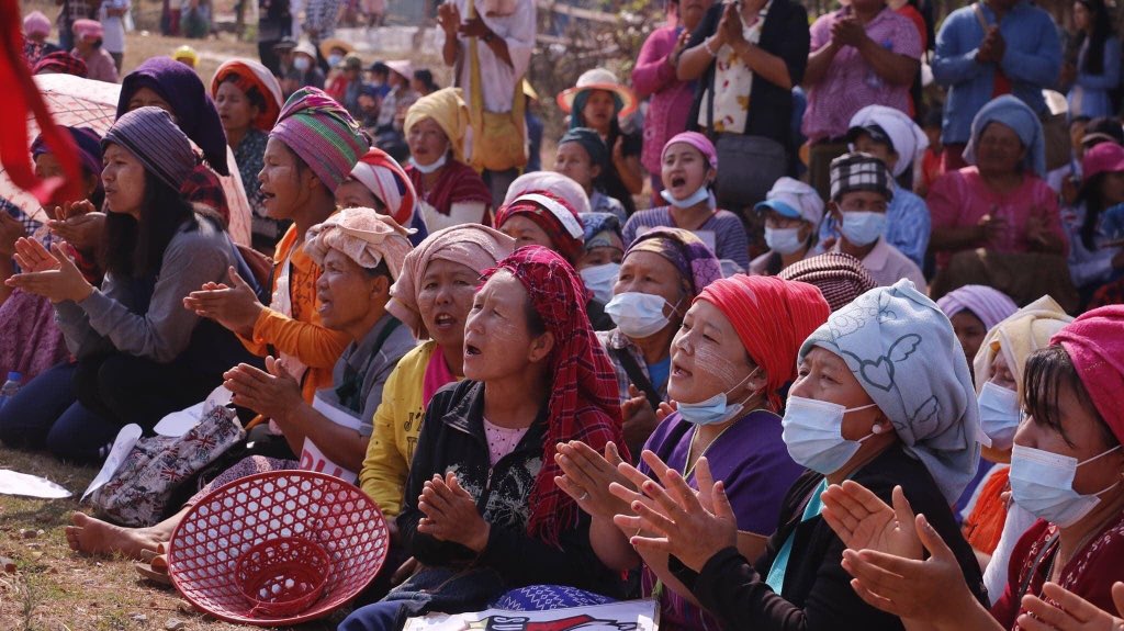 MilkTeaMM_MTAM's tweet photo. Our ethnic friends from Loikaw,Kayah state continuously protest by doing clapping campaign for CDM workers. They will do clapping campaign from Mar 31 to Apr 6. 
NEWS SUPPRESSION
#Apr2Coup
#InternetShutdown
#WhatsHappeningInMyanmar https://t.co/q7kKGF5Xgn