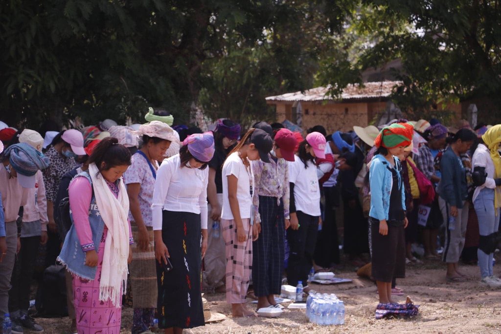 MilkTeaMM_MTAM's tweet photo. Our ethnic friends from Loikaw,Kayah state continuously protest by doing clapping campaign for CDM workers. They will do clapping campaign from Mar 31 to Apr 6. 
NEWS SUPPRESSION
#Apr2Coup
#InternetShutdown
#WhatsHappeningInMyanmar https://t.co/q7kKGF5Xgn