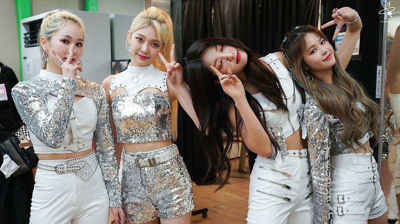 EVERGLOW_EU's tweet photo. #이유박 [📮EVERGLOW POST]

EVERGLOW KCON:TACT 3 현장 비하인드 포스트가 
공개되었습니다 💕

▶ https://t.co/7UD7WYPx7P

#EVERGLOW #에버글로우 #KCON3
#이유 #시현 #미아 #온다 #아샤 #이런 https://t.co/AifrDjF9ck