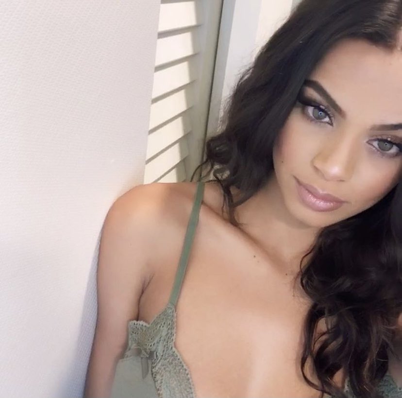 slicefriday's tweet photo. Happy Good Friday everyone. As its good friday we are having 2 Sliceβs this week.
1st one is a ladywho i have kept on forgetting to put as a slice friday. I give to you Taelor Parks. Look at them eyes π€€π€€π€€π€€π€€ #slicefriday #worldie #loveeyes https://t.co/YFjEtpjgcf