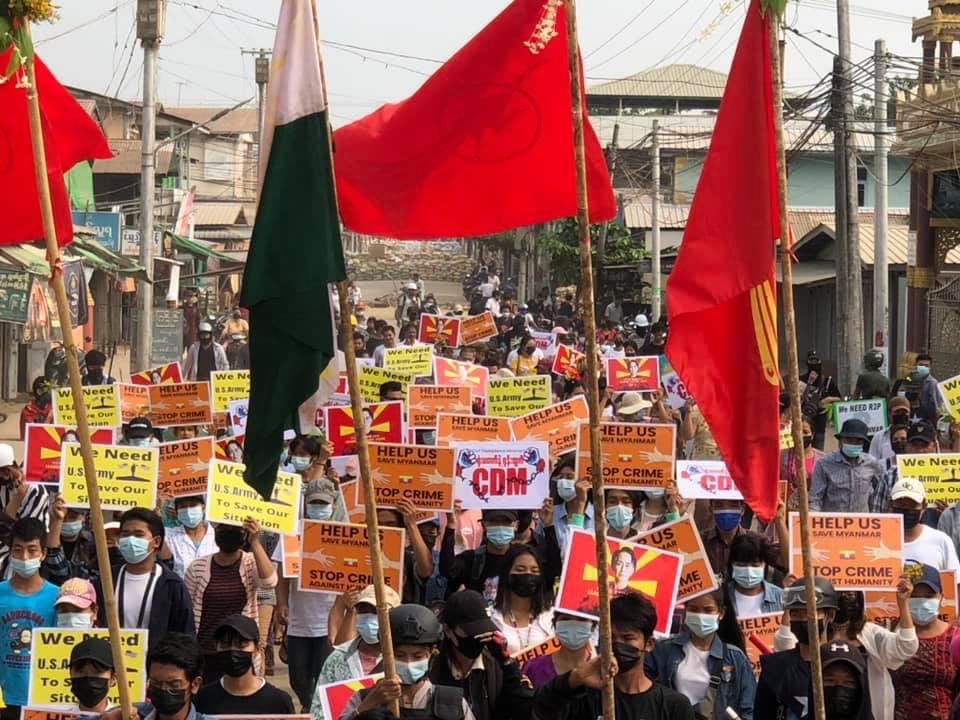 IrrawaddyNews's tweet photo. Protesters in #Bago marched against the military regime on Apr. 2 despite the brutal crackdowns inflicted on the town.
 
(Photo: CJ)
#WhatsHappeningInMyanmar https://t.co/8qeqsQq6bf