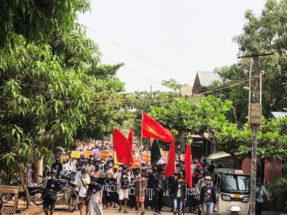 IrrawaddyNews's tweet photo. Protesters in #Bago marched against the military regime on Apr. 2 despite the brutal crackdowns inflicted on the town.
 
(Photo: CJ)
#WhatsHappeningInMyanmar https://t.co/8qeqsQq6bf