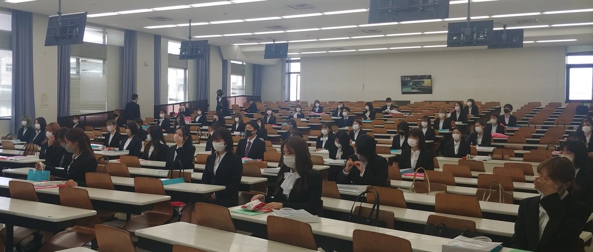 kumagakuhospi's tweet photo. 本日熊本学園大学の入学式が行われました。おめでとうございます。ホスピタリティマネジメント学科では、72名の新入生を迎えることが出来ました。
   キャンパスはスーツ姿の新入生の方々で活気に溢れています。これからホスピタリティを学び、夢を実現されることを教職員一同応援しております。 https://t.co/WY266ezCTi