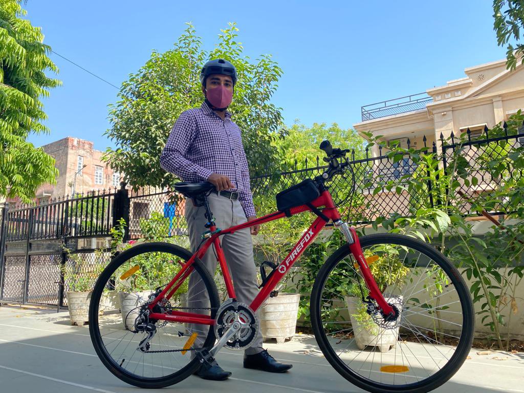 DrDilipSodha's tweet photo. #CarFreeDay once a week
એક દિવસ 🚴‍♂️ માટે

Commute by a train, bus, bicycle, carpool, or walking. Work from home also counts. #SDGs 

@BYCS_org goal: 50% of all trips by bicycle, by 2030.

#Cycles4Change #Cycles2Work https://t.co/hdLiqjEbvF