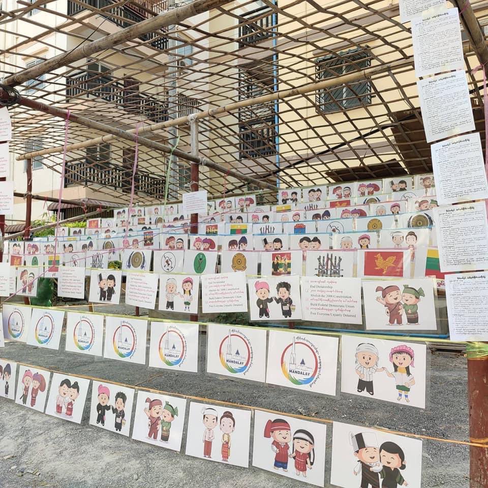 MayMon51753627's tweet photo. In Mandalay, some of protesters burned the 2008 Constitution and they made the "Protesters-less Revolution".

#WhatsHappeningInMyanmar
#Apr2Coup
#InternetShutdown https://t.co/HNsPzNzGbC