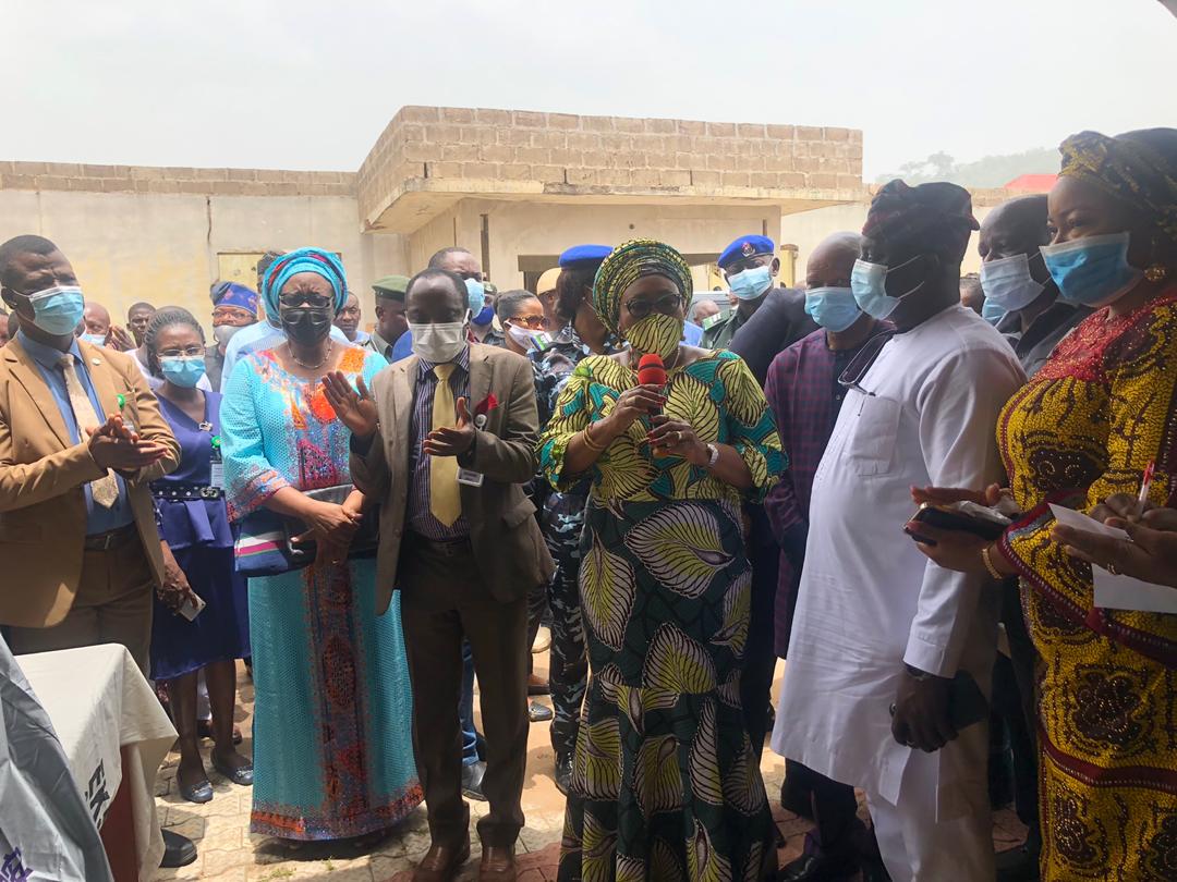 The wife of Ekiti State Governor, Erelu <a href="/bisiafayemi/">Bisi Fayemi</a> unveils Anesthetics equipment donated by a member of House of Representatives, Hon. Sola Fatoba <a href="/HFatoba/">Hon. Olusola Fatoba</a>.