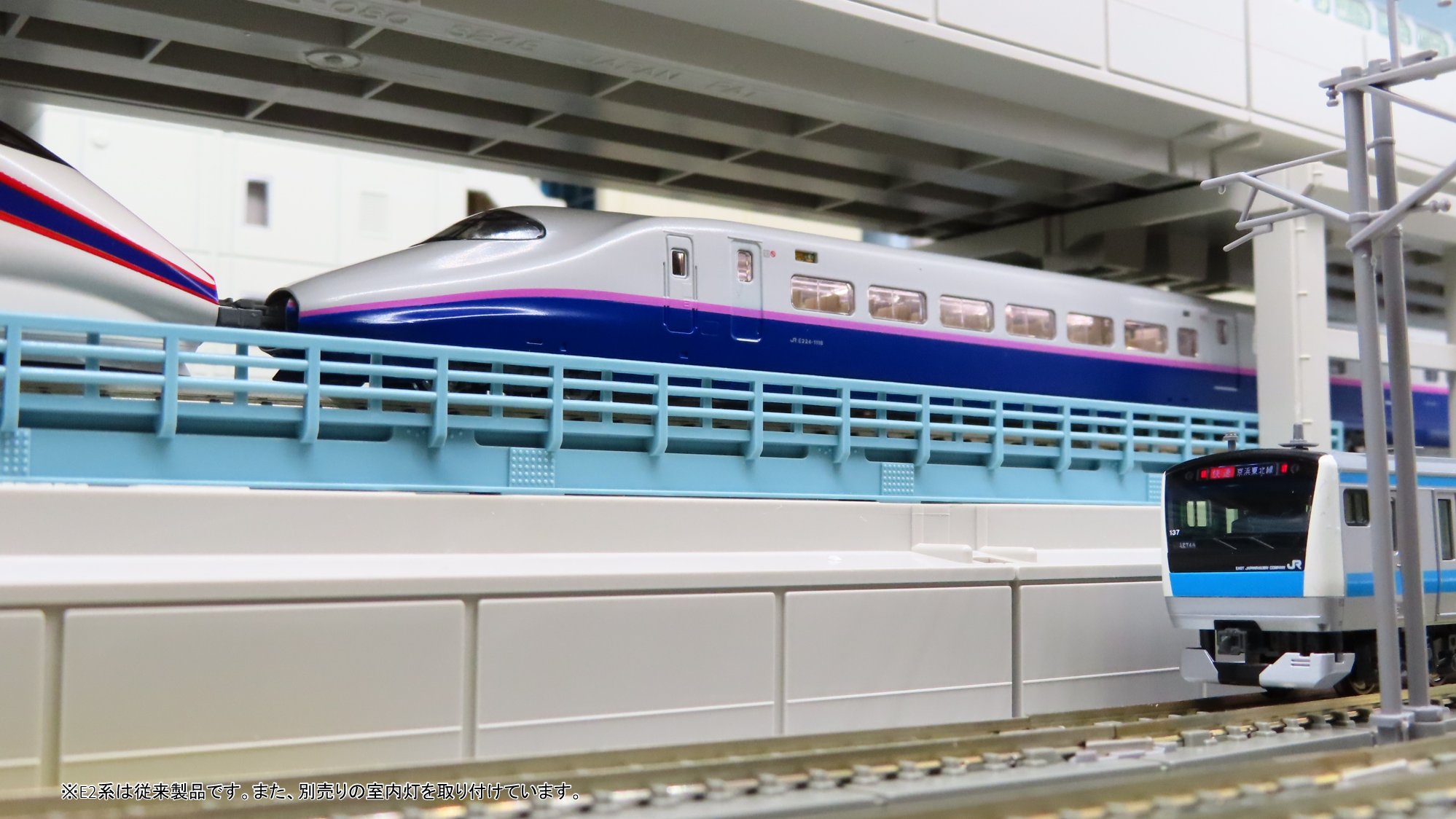 Kato営業部 多層建て新幹線 E5系の登場後も やまびこ や とき を中心に活躍し 今なお根強い人気を誇るe2系 1000番台 編成は従来製品とは異なるj60編成 行先表示シールも現在の内容へアップデート 特徴的な先頭部連結機構も装備し 系とのリアル