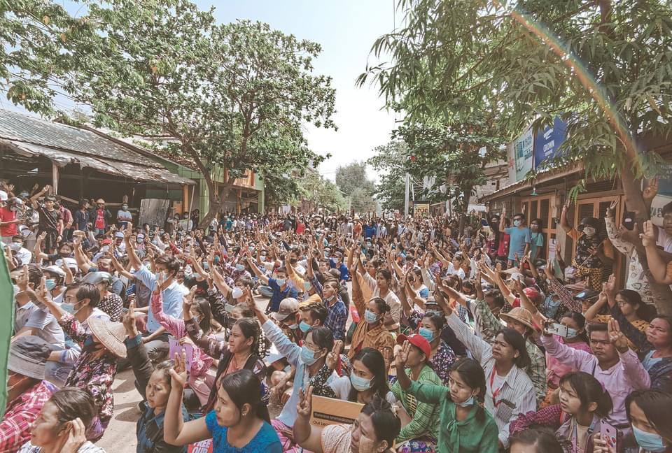 HunnieTreasure's tweet photo. Monywa’s powerful strike never goes down. It still stand tall even there were brutal crackdowns and inhumane killings by Military Junta. Their courage and craving for democracy is enormous. 
NEWS SUPPRESSION 
#Apr2Coup
#WhatsHappeningInMyanmar
#InternetShutdown https://t.co/rNmRFyIAoj