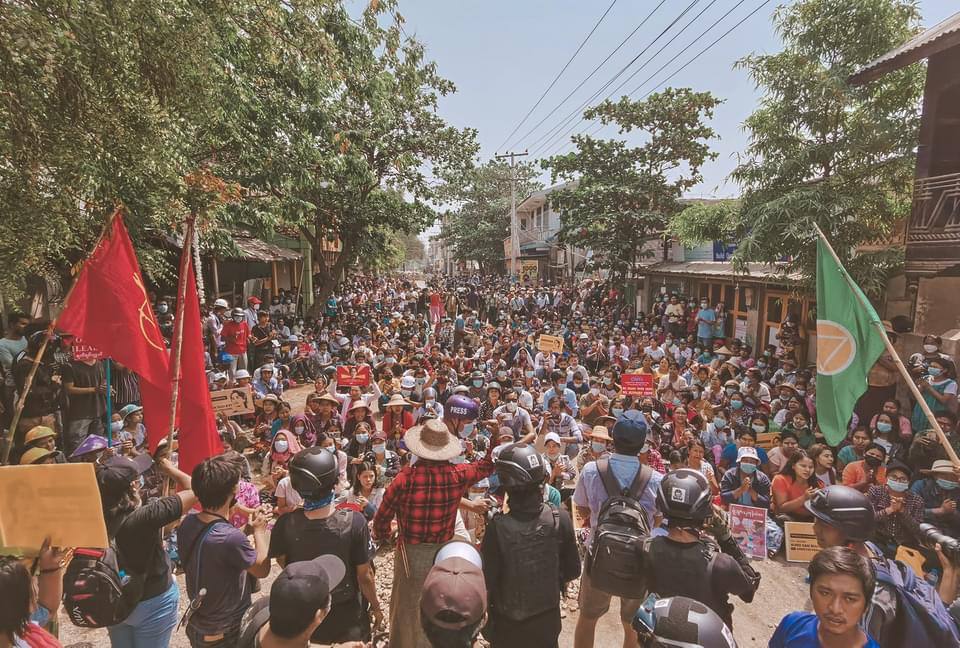 HunnieTreasure's tweet photo. Monywa’s powerful strike never goes down. It still stand tall even there were brutal crackdowns and inhumane killings by Military Junta. Their courage and craving for democracy is enormous. 
NEWS SUPPRESSION 
#Apr2Coup
#WhatsHappeningInMyanmar
#InternetShutdown https://t.co/rNmRFyIAoj