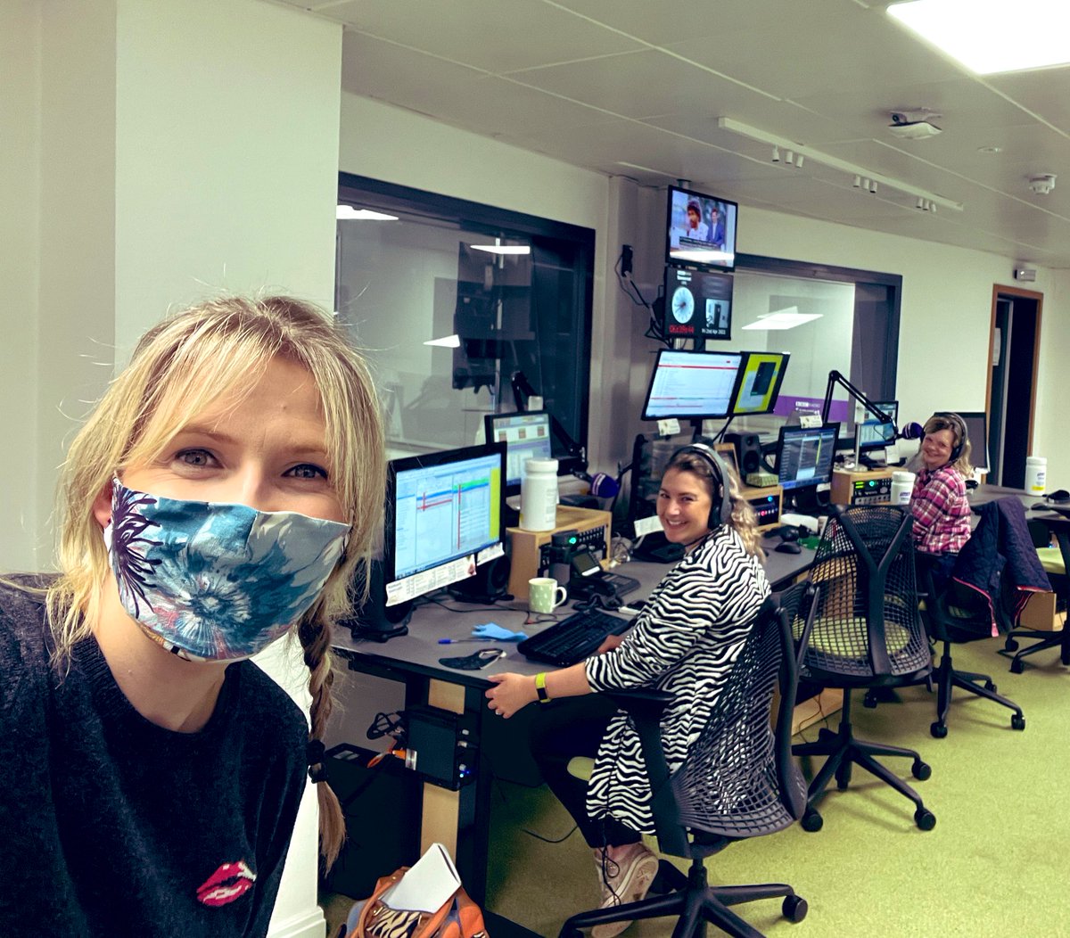 Moooorrrrrning! 📻 
Got the top team for <a href="/bbcsomerset/">BBC Somerset</a> #GoodFriday Breakfast 🎙

🙋‍♀️ 💁🏼‍♀️🙋🏻‍♀️ <a href="/BridgetHeal/">Bridget Heal</a> <a href="/CarrianJ/">Carrian Jones</a> 
Fuelled by positive vibes, coffee &amp; our comfy jeans. 

Happy Easter everyone 💕