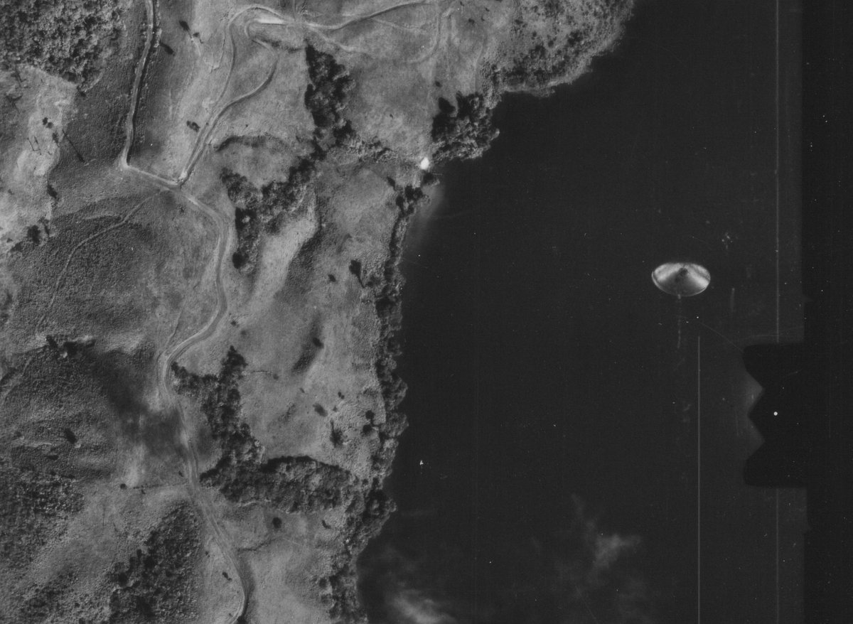 UAP_CR's tweet image. I wonder if @elonmusk has seen the Lake Cote UFO picture? You want a clear picture? You got it 🙂
Btw, official picture by the Geographic Department of Costa Rica, original negative resides in the National Archive. Some consider it the Best UFO picture ever.
Hint: Cometa Report