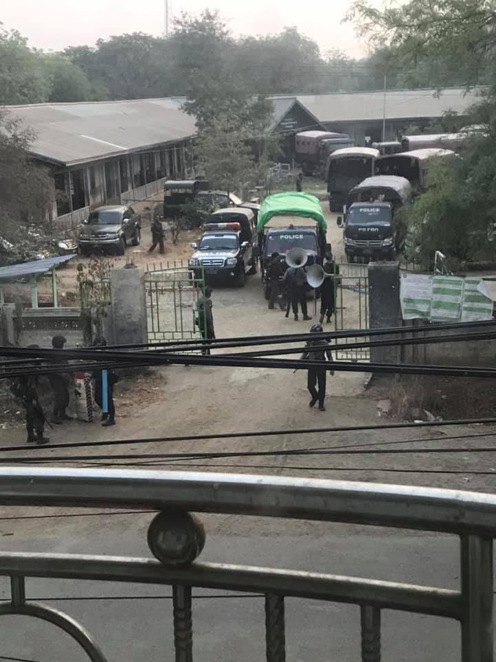 mashwemoe2021's tweet photo. In Monywa, massive forces of terrorists raided NanDaWin ward and abducted at least 3 civilians without any reason.
NEWS SUPPRESSION
#Apr2Coup
#InternetShutdown
#WhatsHappeningInMyanmar https://t.co/5SND1kKzHk