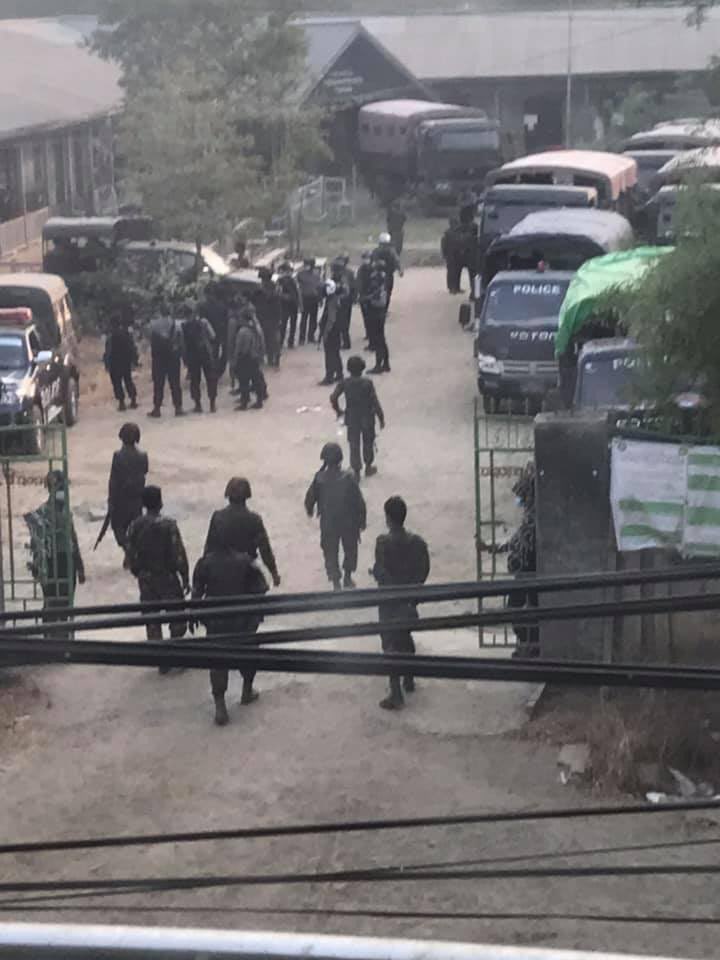mashwemoe2021's tweet photo. In Monywa, massive forces of terrorists raided NanDaWin ward and abducted at least 3 civilians without any reason.
NEWS SUPPRESSION
#Apr2Coup
#InternetShutdown
#WhatsHappeningInMyanmar https://t.co/5SND1kKzHk
