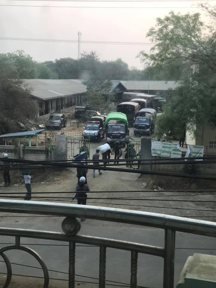 mashwemoe2021's tweet photo. In Monywa, massive forces of terrorists raided NanDaWin ward and abducted at least 3 civilians without any reason.
NEWS SUPPRESSION
#Apr2Coup
#InternetShutdown
#WhatsHappeningInMyanmar https://t.co/5SND1kKzHk