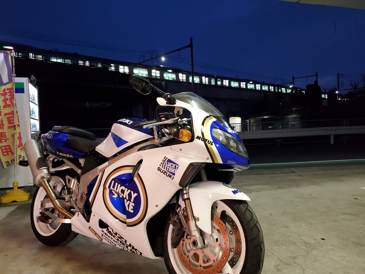 GSX-R600 レースグラフィック ラッキーストライク | MotoWorld Japan