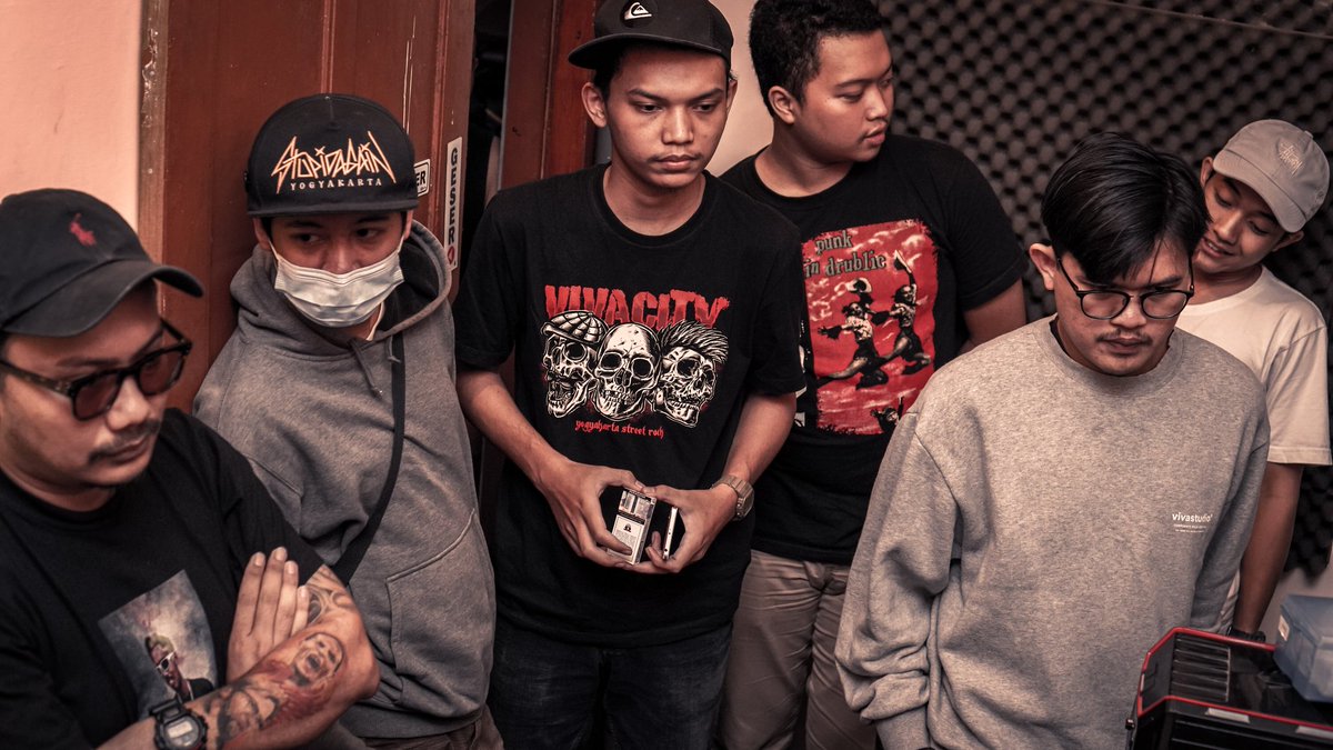 terracestage's tweet photo. Proyek kolaborasi penuh paksaan dan intimidasi. Lagu dari @CornerAttackYK ft Bandrexxx ((@andrypriyanta)) dibantu perwakilan dari @sidekickyk pada drum, genap melengkapi formasi 10 materi pada #kompilasiurbanhurk
#fromterracetothestage
#terracestage #terracemusic #terracerecords https://t.co/fzWlNx5YuY