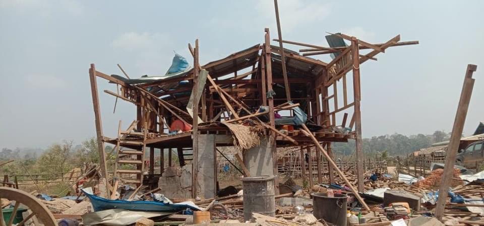 nslwin's tweet photo. Air Strike again by Terrorists (#Myanmar military) in Mae Kaw Law village, Mae Wai VT, Dwe Lo Tsp, Mudaw (Hpapun) District, Karen State on Mar 31.

#WhatsHappeningInMyanmar #MilkTeaAlliance #Apr2Coup #AntiFascistRevolution2021 https://t.co/E73YK5dpap
