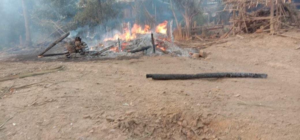 nslwin's tweet photo. Air Strike again by Terrorists (#Myanmar military) in Mae Kaw Law village, Mae Wai VT, Dwe Lo Tsp, Mudaw (Hpapun) District, Karen State on Mar 31.

#WhatsHappeningInMyanmar #MilkTeaAlliance #Apr2Coup #AntiFascistRevolution2021 https://t.co/E73YK5dpap