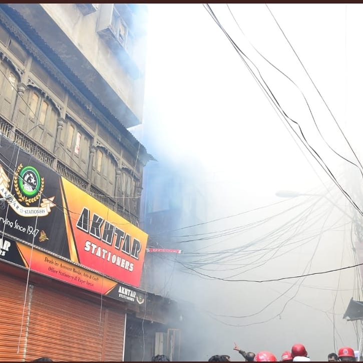 RwpVForce's tweet photo. @Sikandariii AC Rawalpindi City praising Rawalpindi V-Force team for attending Urdu Bazar, Rawalpindi during yesterday's fire!
Fire was extinguished after 9 hours and Alhamdulillah no lives were lost.

#fridaymorning #FridayVibes #FridayFeeling #vForceUpdate https://t.co/aAezqMaDOO