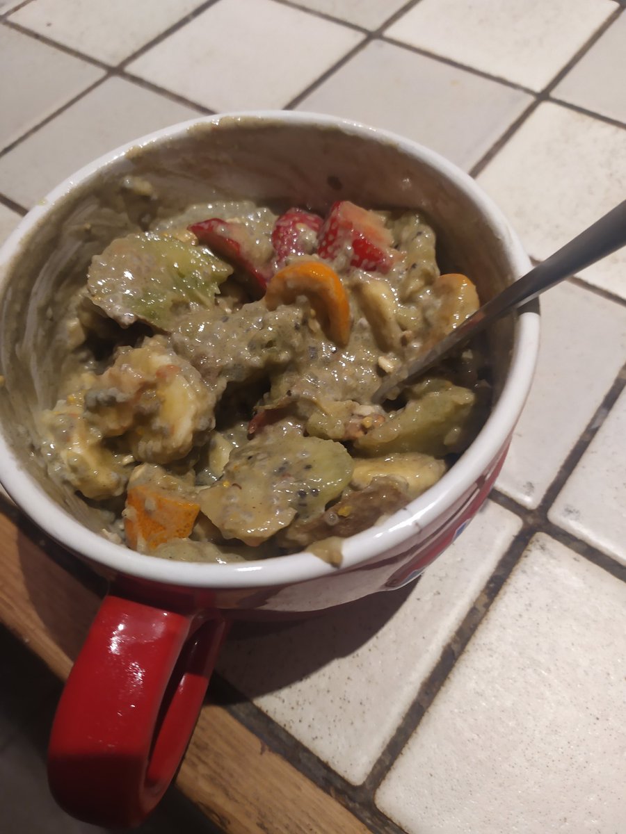 AntoineM08's tweet photo. Quand #spiruline rencontre @chiadefrance , fusion #locavor et @Biocoop , du #DIY et du #MIF #banane #fraise #kumquat #avoine #matcha #yaourtmaison #lait des vaches du village #cacao #noix du voisin #kiwi #pollen #cannelle aussi moche que bon et #ethique ready pour un bon vendredi https://t.co/L5th4e1nkN