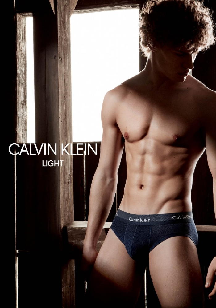 Почему мужчины горячее. Кельвин Кляйн с парнем. Салкин Клеин. Calvin Klein underwear men.