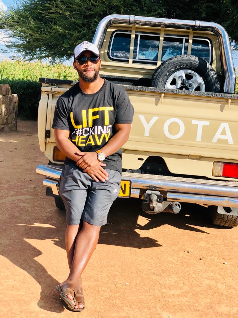 sh_cassel's tweet photo. Cool dude this one😁✌

Santse re le fa gatwe re bereka yang gompieno..o chaya fast kana 8pm🤣😂 https://t.co/G9hbABBPVs