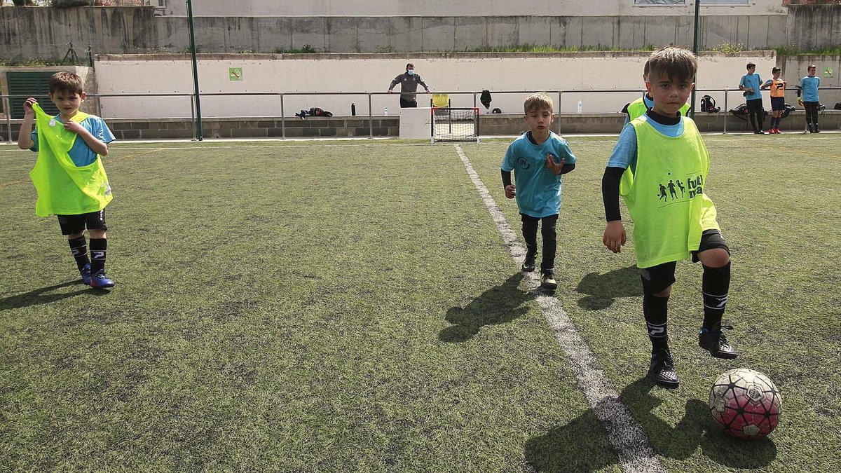 Blanes_cat's tweet photo. Notícia: La Ciutat Esportiva @Blanes_cat i el Camp de Futbol de Can Borell han allotjat jornades esportives de #SetmanaSanta: @Fcracingblanenc @cbblanes i la Secció de Patinatge del FC Quatre Vents

https://t.co/fGNAGzVZTJ https://t.co/WGaD9oqbde