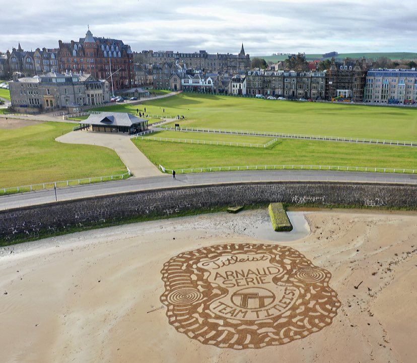 arnaudseriegolf's tweet photo. Massive thank you to the artist @RLOIII for this great design right next to the Old Course, St Andrews 🏴󠁧󠁢󠁳󠁣󠁴󠁿 #SandArt #HomeOfGolf https://t.co/8WrPYqCx1F