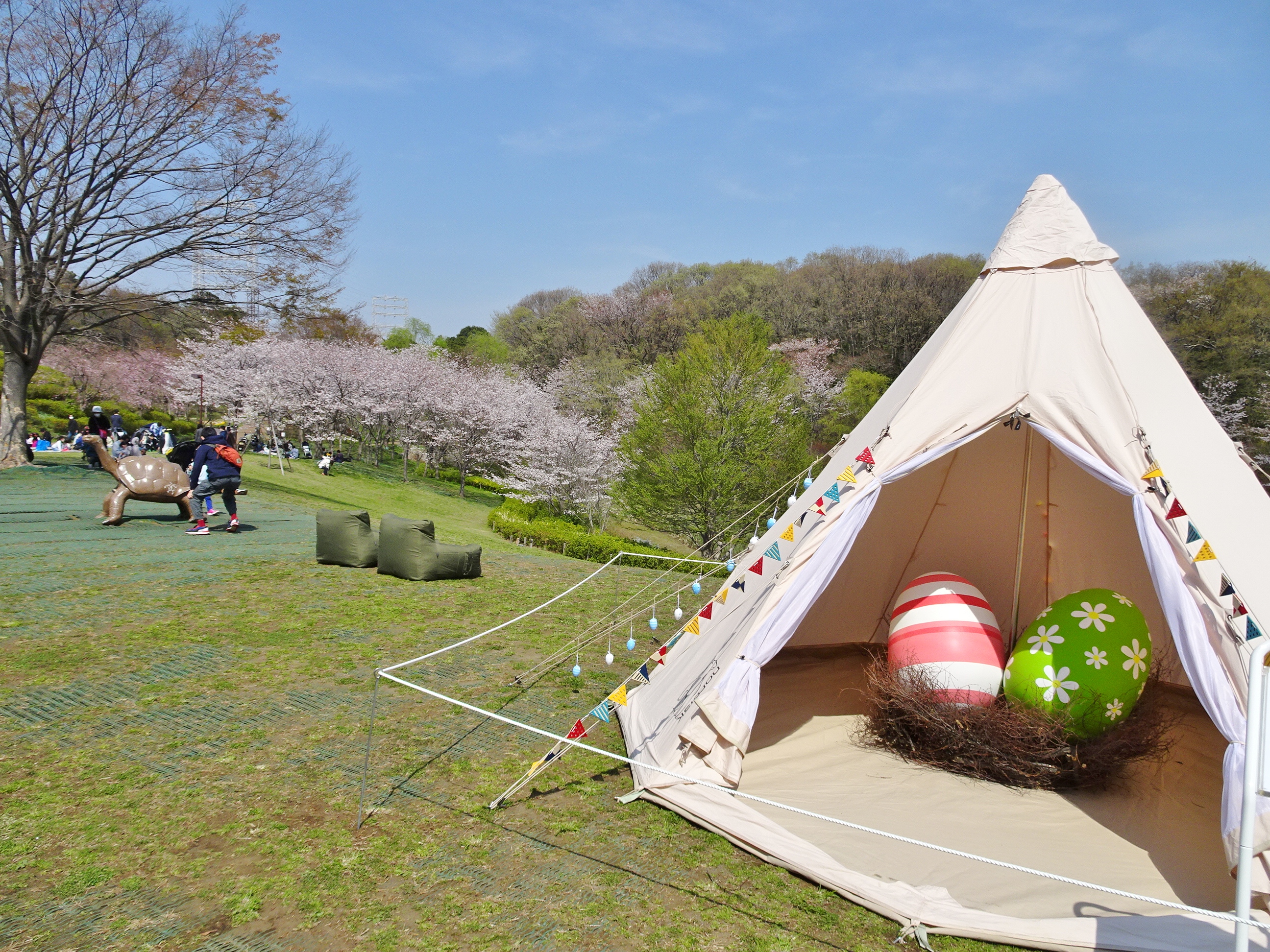 公式 横浜市立よこはま動物園 ズーラシア 1メートルの巨大 イースターエッグ はもう見ましたか ガーデンパーティー はあさって4日が最終日ですのでお見逃しなく ころころ広場ところこロッジはカラフルな イースター の装飾で Sns映え 間違いなし